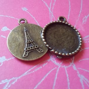 Round antique pendant settings with Eifel tower - pack of 5