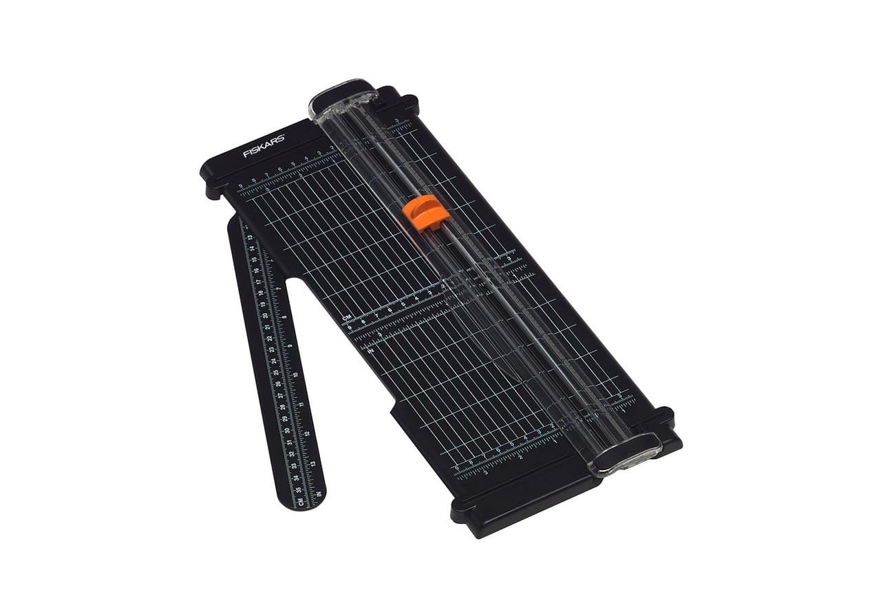 Fiskars A4 Recycled SureCut™ Titanium Personal Paper Trimmer 30 cm 5454 Fiskars A4 Recycled SureCut™ Titanium Personal Paper Trimmer 30 cm