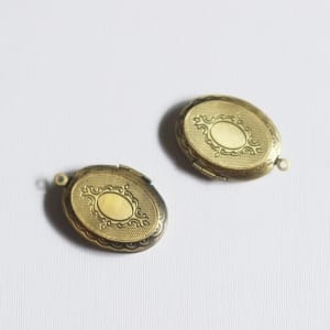 Photo Locket - Oval (Carved)