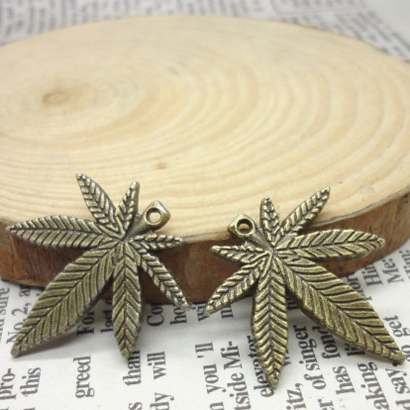 Maple leaf metal Charms - pack of 10 CAMC 157 maple leaf metal charms Maple leaf metal Charms - pack of 10